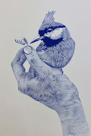 Dessin en ligne bleue d’une main stylisée tenant délicatement un petit oiseau sur un fond clair, illustrant la finesse du geste et la beauté naturelle.