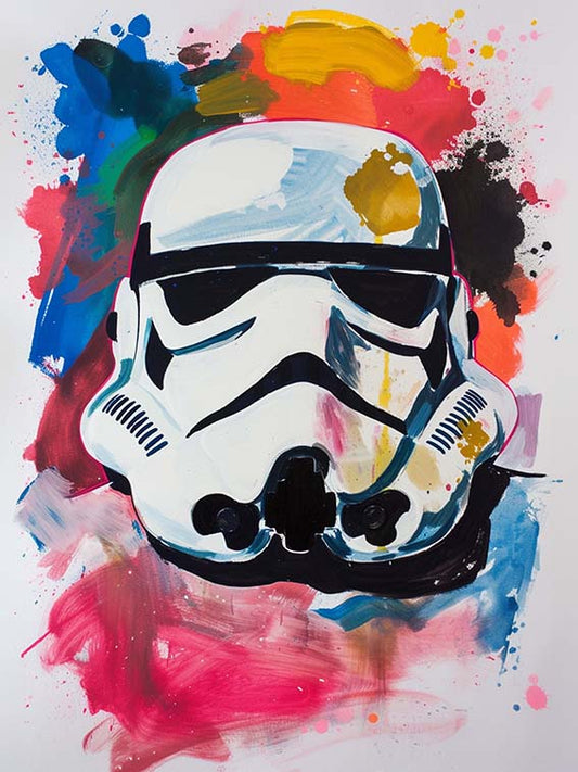 Un gros plan d'un tableau représentant un casque de Stormtrooper avec des éclaboussures de couleurs vives (rouge, bleu, jaune, et rose) sur un fond blanc.