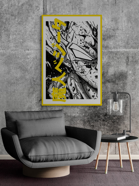 Un coin salon avec un fauteuil gris, une table d'appoint et un tableau de Vegeta en noir et blanc encadré en jaune vif, accroché sur un mur en béton.