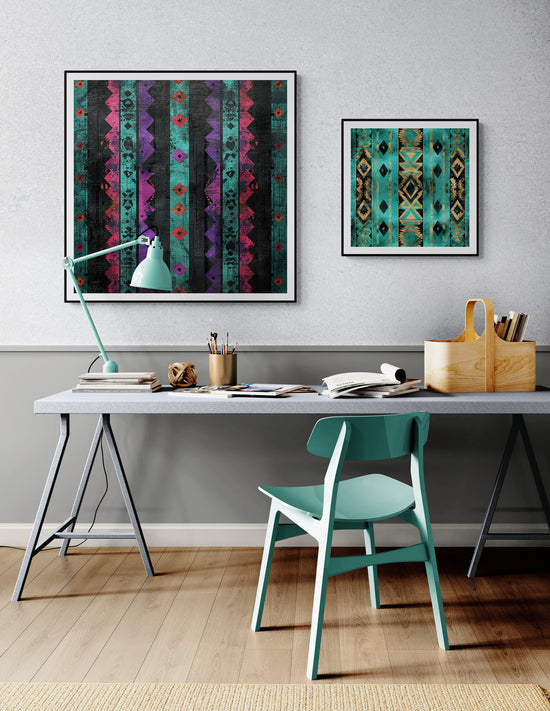 Un espace de travail décoré avec une lampe turquoise et une chaise assortie.Deux cadres accrochés au-dessus d'un bureau moderne. Le cadre de gauche a un motif africain avec des bandes turquoise, violettes, noires et rouges, tandis que le cadre de droite a un motif turquoise et doré.