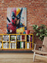 n style loft industriel avec un mur de briques rouges. L’étagère jaune pleine de livres et le fauteuil en rotin créent une ambiance cosy. Le tableau de super-héros vibrant renforce l’aspect dynamique et coloré de la décoration.