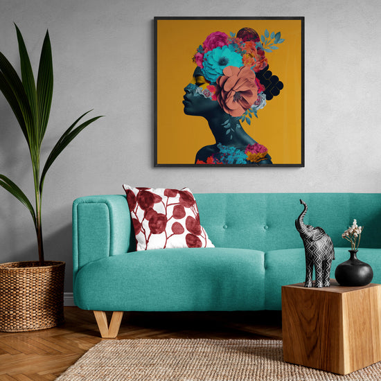Affiche artistique représentant une silhouette féminine ornée de fleurs éclatantes, sur un fond jaune lumineux. Accroché au-dessus d’un canapé turquoise, il s’intègre parfaitement à une déco chaleureuse avec plantes vertes, bois naturel et touches ethniques. Idéal pour un intérieur moderne et vibrant.