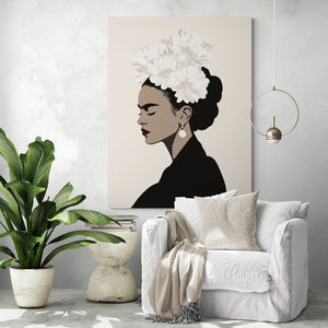 Une toile élégante illustrant Frida Kahlo dans un style graphique minimaliste. Installée dans un coin détente cosy, elle ajoute une dimension artistique et chaleureuse à l’espace, en parfaite harmonie avec des tons doux et des matières naturelles.