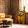 Tableau africain femmes chapeaux paille tons jaunes orangés décoration salon mur brique fauteuil cuir