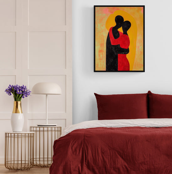 Chambre à coucher Décoration intérieure Tableau d'art abstrait Silhouettes embrassées Couleurs chaudes (orange, rouge, jaune) Ambiance intime et chaleureuse Lit avec draps rouges Table de chevet moderne Lampe de table blanche Vase avec fleurs violettes Style minimaliste et élégant Atmosphère de détente et de confort Murs blancs