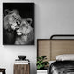 Cadre élégant montrant un couple de lions tendres dans une chambre à coucher paisible