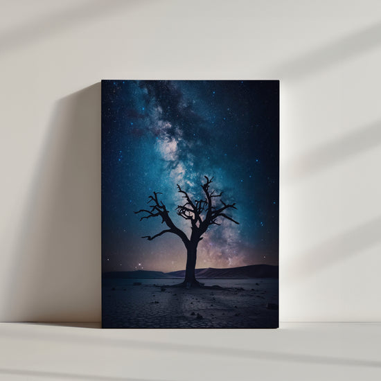 toile photographie arbre sombre sans feuilles, paysage africain, ciel nocturne étoilée.