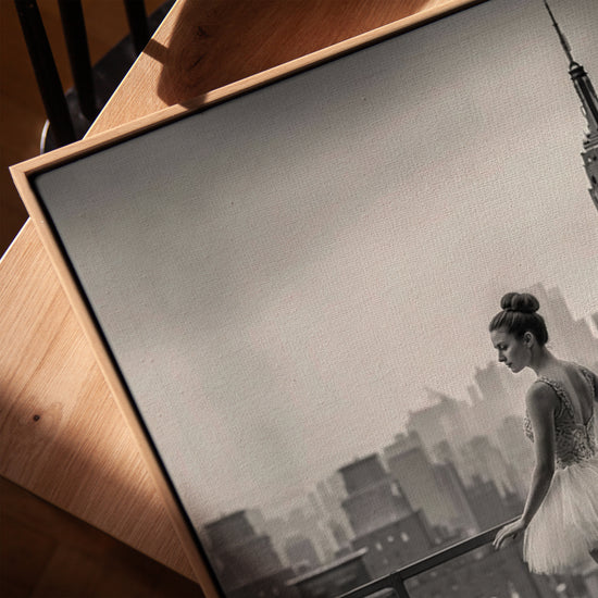 Ballerine New York tableau pour salon cadre chêne doré