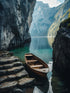 photographie Une barque solitaire repose sur l'eau tranquille d'un fjord entouré par des montagnes abruptes.