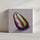 Tableau d'une fève de cacao fusionnée avec un diamant dans un style minimaliste et low-poly, avec des couleurs brillantes, celle de l'arc-en-ciel, qui donne une touche de gaieté, de fraîcheur et de design