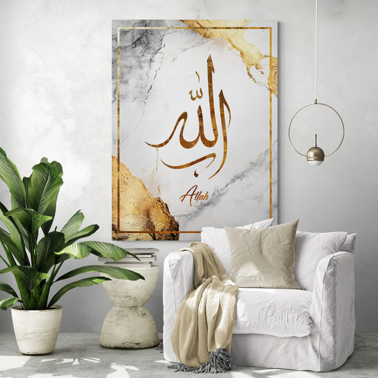 toile calligraphie islamique en grand format, accroché dans un salon lumineux avec un fauteuil blanc, une plante tropicale en pot et une lampe suspendue. Parfait pour une décoration d’intérieur naturelle et spirituelle.