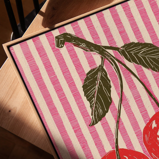 Tableau cerises rouges fond rayé pour cuisine scandinave
