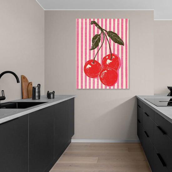 Tableau de cerises rouges sur fond à rayures roses dans une cuisine moderne, style pop art