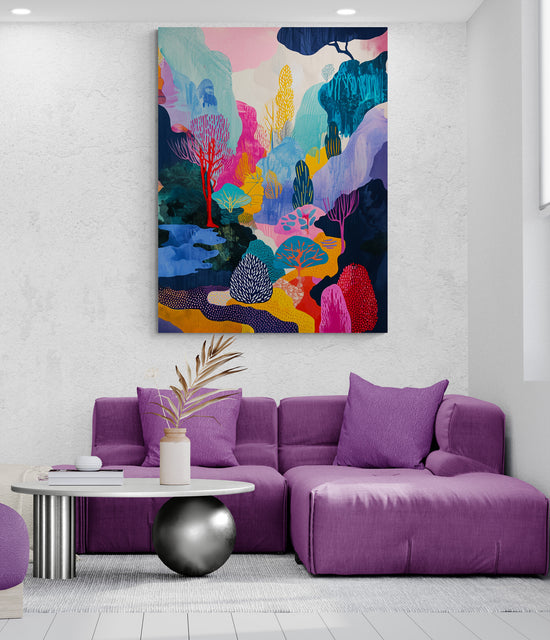 salon moderne avec un canapé violet, une table basse ronde et un tableau coloré représentant un paysage abstrait et enchanteur. Les couleurs vives du tableau contrastent avec la simplicité du mobilier.