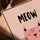 Tableau chambre fillette chat rose MEOW typographie noir style enfantin cadre chêne doré sur table