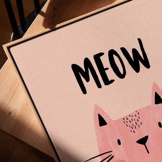 Tableau chambre fillette chat rose MEOW typographie noir style enfantin cadre chêne doré sur table