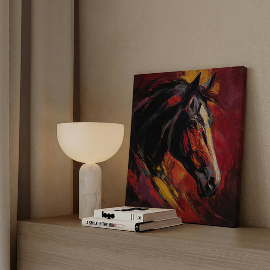 Tableau cheval expressionniste rouge jaune noir accroché dans salon moderne au-dessus buffet