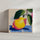 Tableau artistique rétro représentant un citron jaune vibrant avec feuillage vert, style pop art