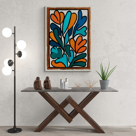 ne console moderne en bois foncé avec lampe design et décor minimaliste, mise en valeur par un tableau coloré aux motifs organiques en arrière-plan