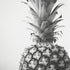 toile ananas monochrome, photographie fond blanc.