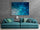 Un Grand tableau de nuances bleues au-dessus d'un canapé bleue turquoise dans un salon moderne