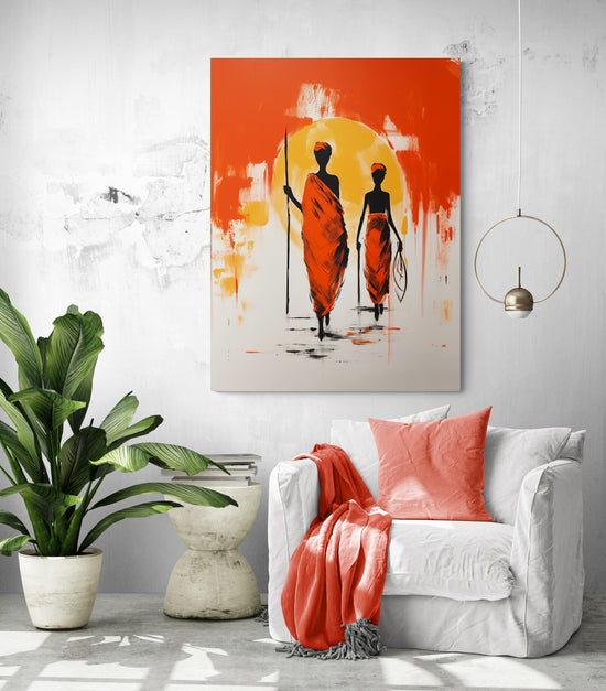 Tableau africain vibrant sur mur blanc, ajoutant éclat près d'un fauteuil blanc