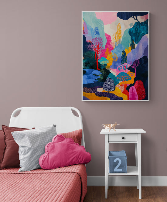 chambre d'enfant avec un lit blanc, des coussins colorés et une table de chevet blanche. Un grand tableau vibrant et coloré de paysage abstrait orne le mur, ajoutant une touche de fantaisie à la pièce.