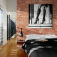 tableau photo d'Art contemporain rehaussant le charme industriel d'une chambre adulte, style loft.