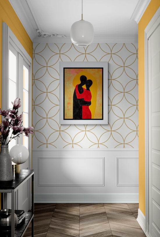 couloir Décoration intérieure Tableau d'art abstrait Silhouettes embrassées Couleurs chaudes (orange, rouge, jaune) Ambiance intime et accueillante Papier peint avec motifs circulaires dorés Murs blancs avec moulures Plafond avec luminaire suspendu Vase avec fleurs violettes Table console noire avec éléments décoratifs Plancher en bois à chevrons Éléments décoratifs modernes et élégants Atmosphère harmonieuse et chaleureuse