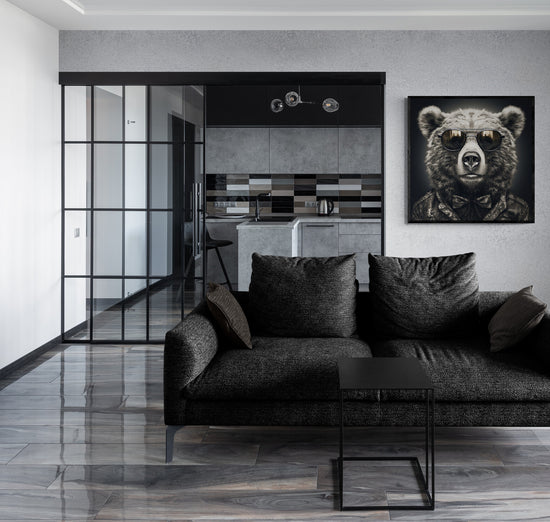 Tableau d'ours stylé dans un salon chic et épuré.