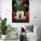 Le tableau "Mickey Street Art" ajoute une touche rebelle à un salon blanc, avec ses couleurs contrastées et ses lignes audacieuses