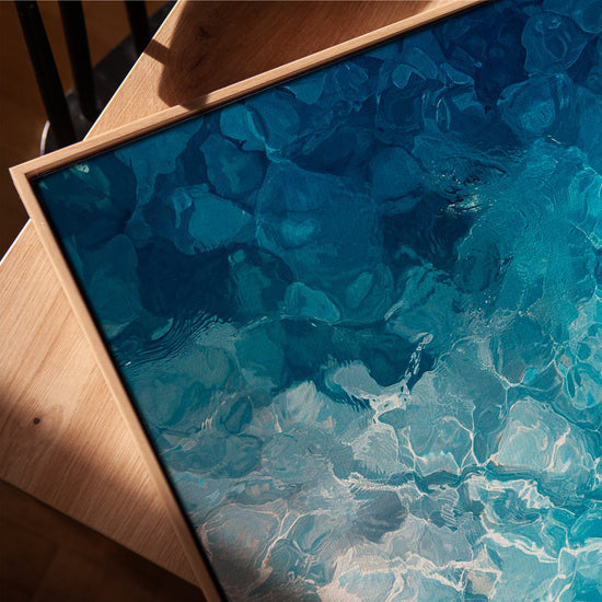 Reflets d'eau turquoise tableau pour salon cadre chêne doré