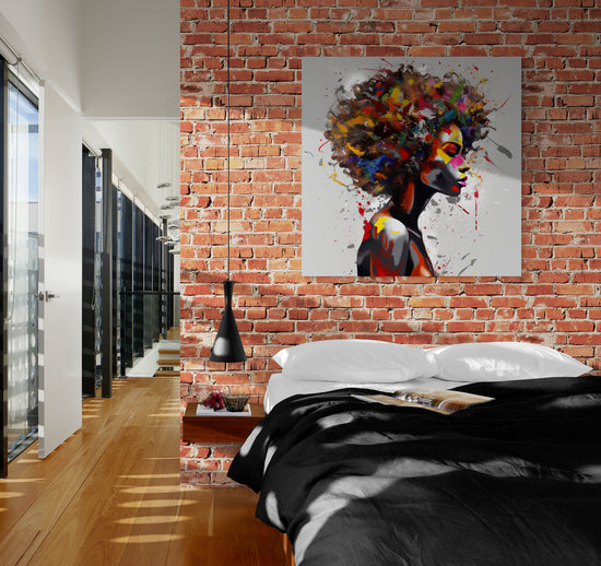 Dans une chambre adulte de style loft avec mur en brique, le Tableau Femme Africaine Coloré apporte une touche d'art africain moderne