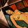 Toile femme nue allongée pour salon cadre chêne doré