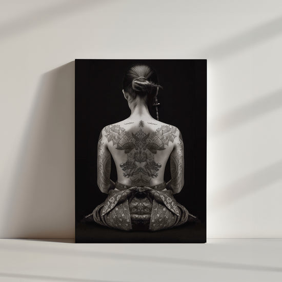 Tableau Femme, tatouage, minimalisme, sérénité, monochrome, personnalisation, élégance, décoration.