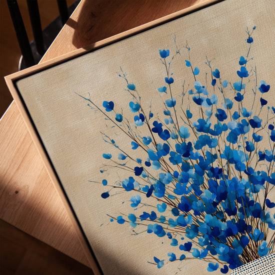 Tableau fleurs bleues dans vase beige, toile texturée cadre chêne doré salon moderne