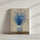 Tableau fleurs bleues dans vase texturé beige pour décoration murale salon minimaliste épuré