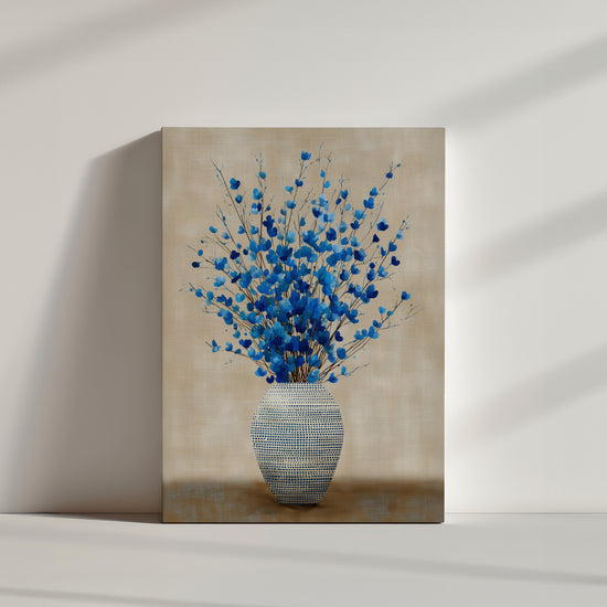 Tableau fleurs bleues dans vase texturé beige pour décoration murale salon minimaliste épuré