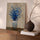 Tableau fleurs bleues aériennes dans vase beige, décoration murale salon moderne sur buffet