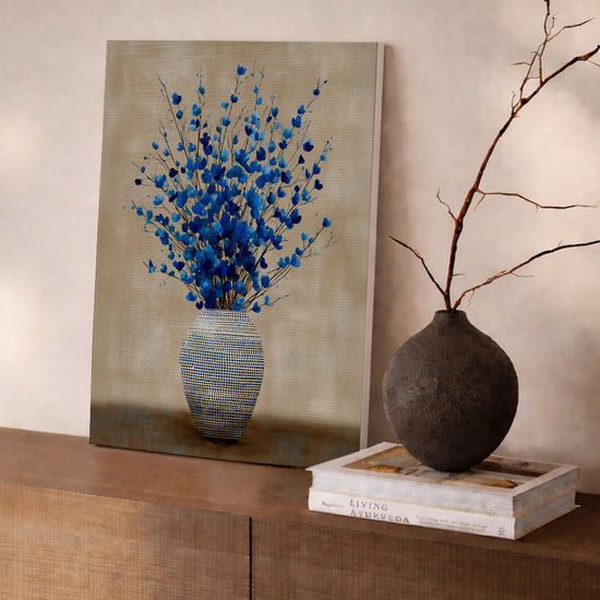 Tableau fleurs bleues aériennes dans vase beige, décoration murale salon moderne sur buffet