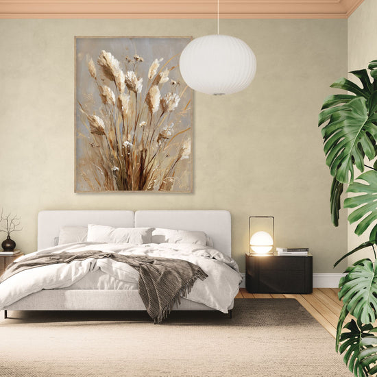 Tableau mural de fleurs séchées beige sur fond gris, apportant une touche naturelle et apaisante à la chambre moderne