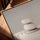 Tableau galets zen sur sable pour bureau minimaliste