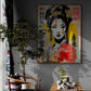 L'élégance traditionnelle rencontre l'art urbain dans un coin de détente, où le tableau de geisha ajoute un point focal audacieux et artistique