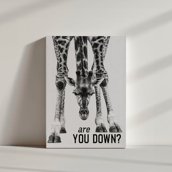 Tableau animaux girafe noir et blanc Are You Down posé au sol ambiance minimaliste épurée