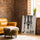 Tableau animaux girafe noir et blanc Are You Down accroché dans salon moderne mur brique fauteuil cuir
