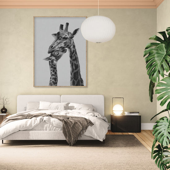 Tableau mural noir et blanc de girafes dans une chambre sereine et moderne, art décoratif animalier