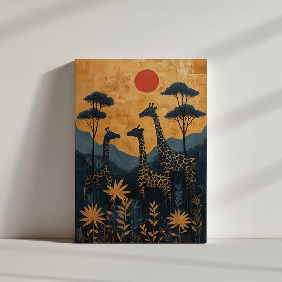 illustration représente trois girafes dans un paysage africain stylisé. Le fond est dominé par des tons or et bleu foncé, avec un soleil rouge vibrant qui contraste avec les montagnes et les arbres sombres en arrière-plan. Les girafes sont détaillées avec des motifs dorés sur leurs corps, s'intégrant harmonieusement avec le feuillage qui présente des teintes or et bleu nuit. Le style est graphique et minimaliste, avec une texture lisse et des formes simplifiées, donnant un aspect décoratif et élégant.