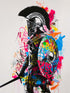 silhouette d'un gladiateur en armure avec graffiti avec des éclaboussures de peinture et des marques de tag dans une multitude de couleurs vives.