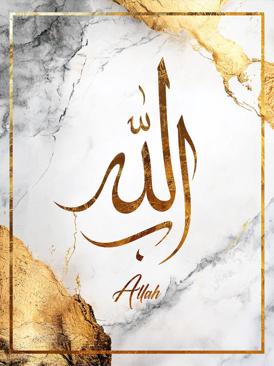 Tableau décoratif islamique avec le nom "Allah" en calligraphie arabe dorée, placé sur un fond marbre blanc et noir avec des touches dorées. Parfait pour sublimer un intérieur zen ou une décoration murale  spirituelle.