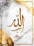 Tableau décoratif islamique avec le nom "Allah" en calligraphie arabe dorée, placé sur un fond marbre blanc et noir avec des touches dorées. Parfait pour sublimer un intérieur zen ou une décoration murale  spirituelle.